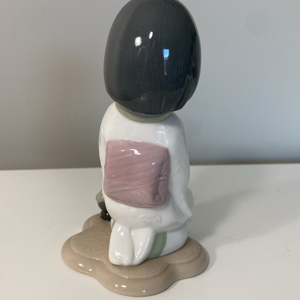 FLASH SALE! Golden Memories (Lladro) figurine. Oriental  girl kneeling. Handmade - Picture 3 of 6